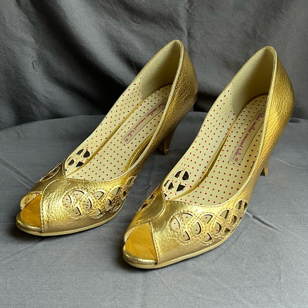 sz 6 retro style gold peep-toe pumps